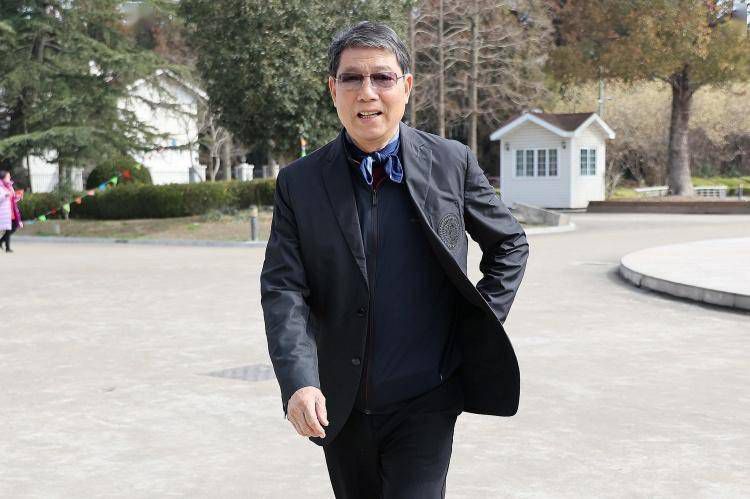 他是苏联国内战争时期的革命英雄和神话传说中的师长斯大林忠实的学生和战友曾领导苏联特工同白军斗争，英名远扬。