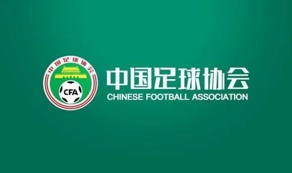 于是，叶辰看着他，冷声道：刘家辉，你觉得你跟钟云秋，谁的罪过更大一点？叶辰的话，让刘家辉吓的，连嘴唇都一片惨白，活像一个刚画完死人妆的活死人。